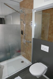 Schöne große Dusche