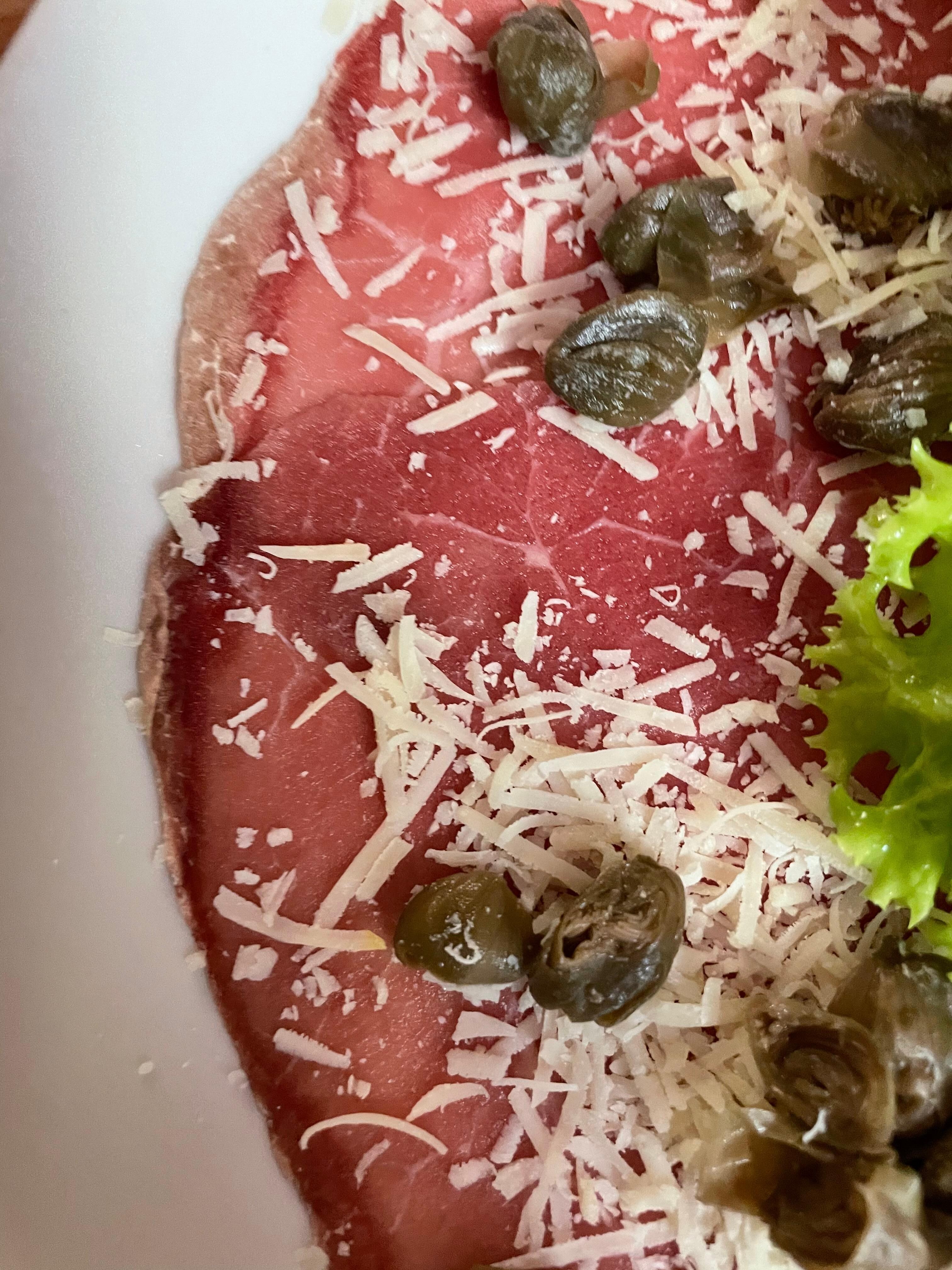 Carpaccio servido. Com notório estado de ma conservação.