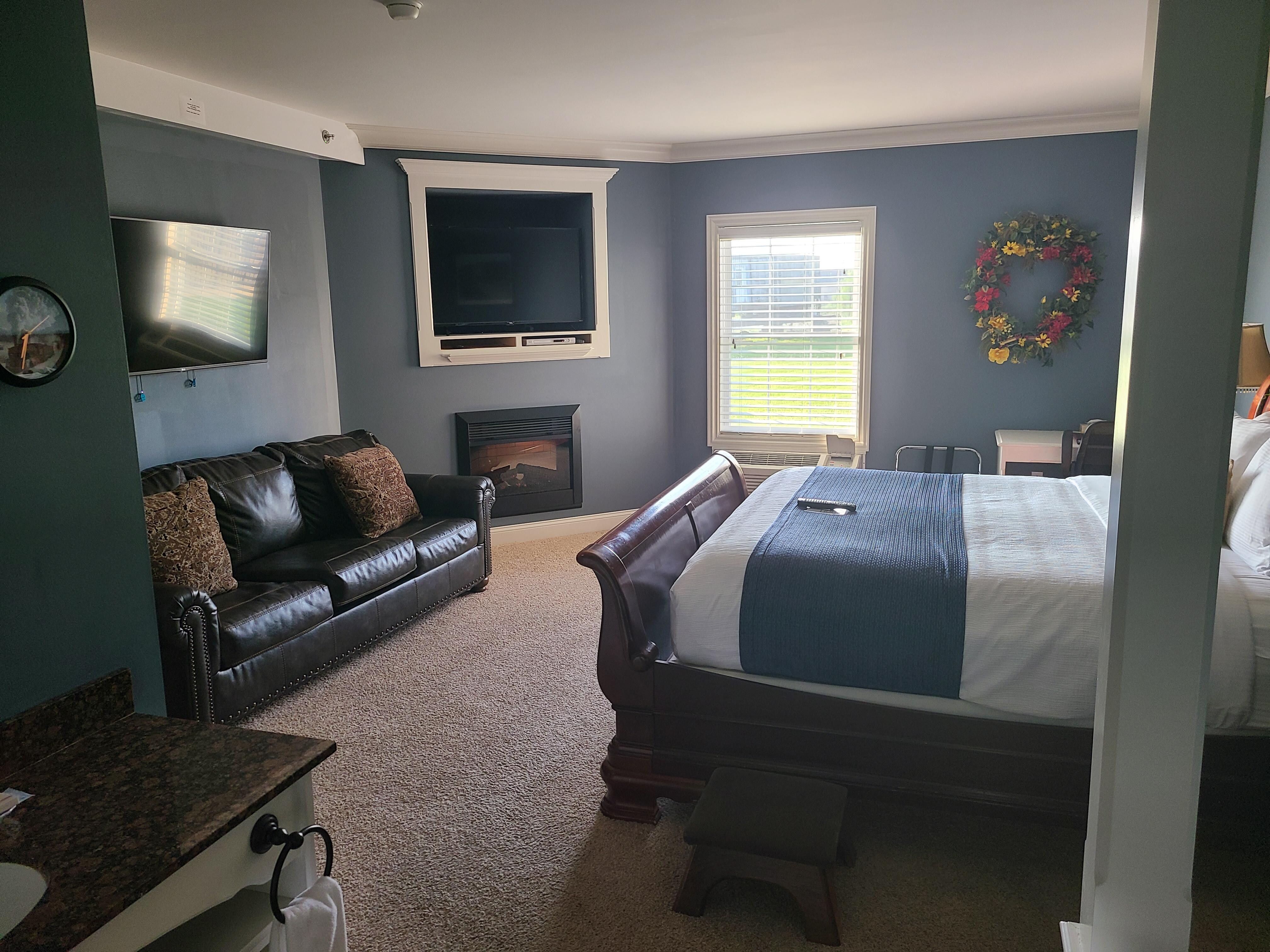 Pullman Suite, view from door/jacuzzi tub.