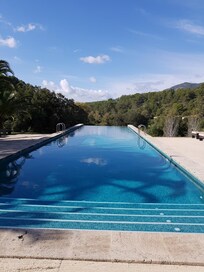 Piscine a débordement