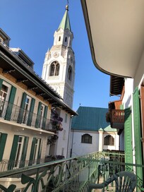 La visita desde el balcón