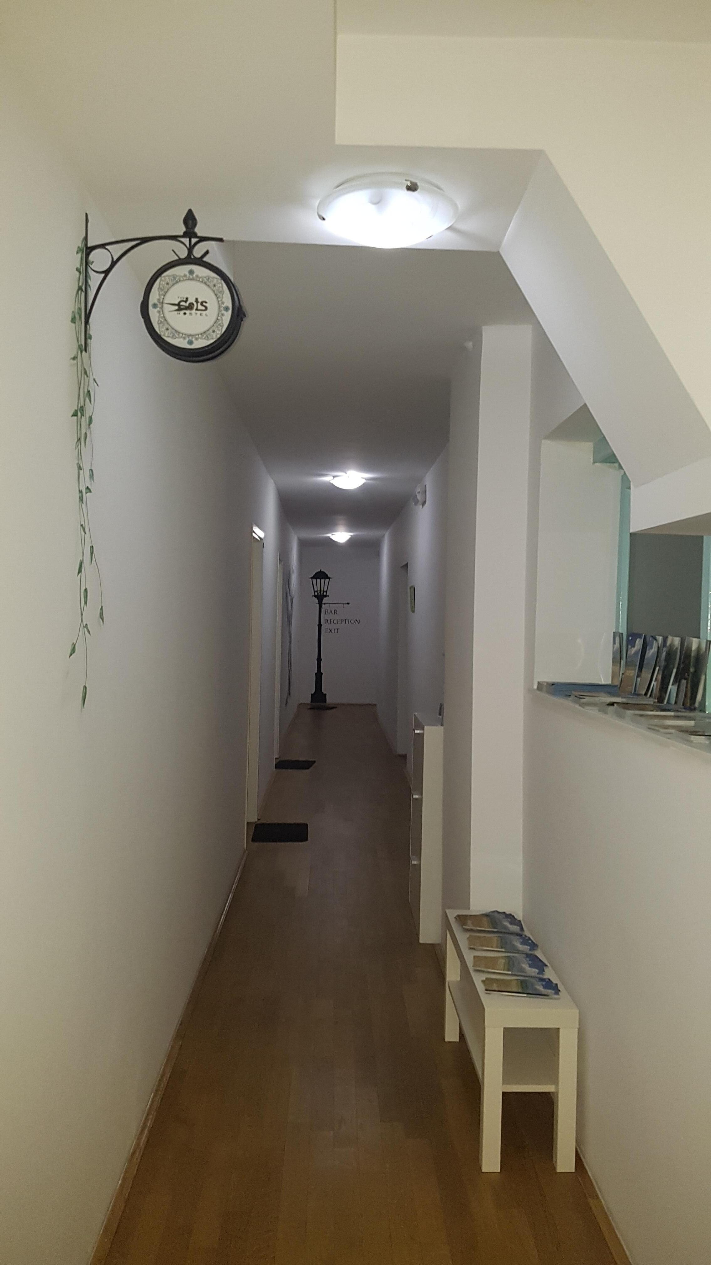 En kunstner har malt fine detaljer på veggene, både på rommene og i de lange gangene!