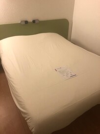 Bed,2 persoons, goed matras, fijne verlichting