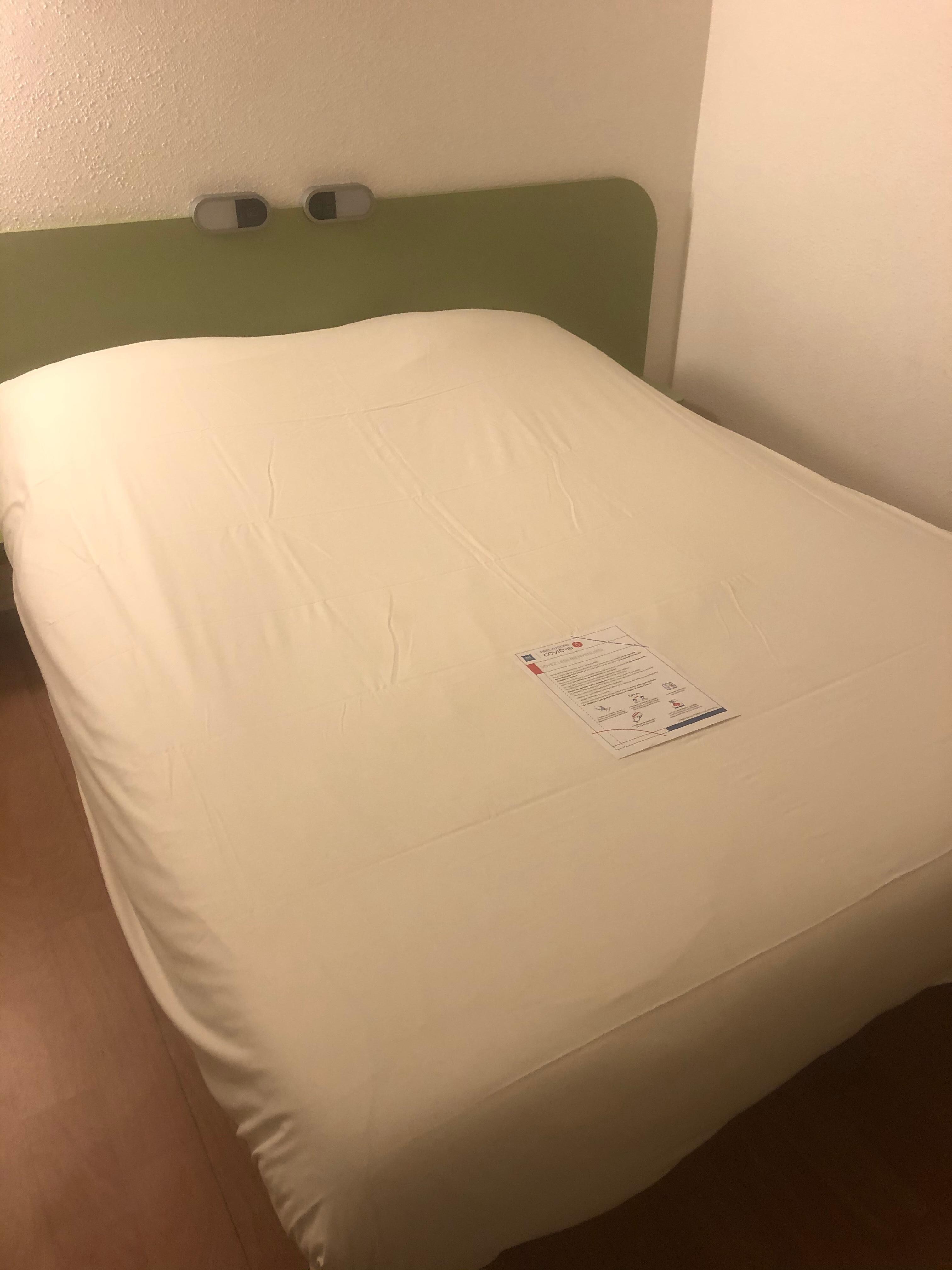 Bed,2 persoons, goed matras, fijne verlichting 