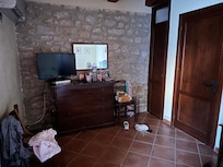 Chambre pas grande sans rangement ni placard