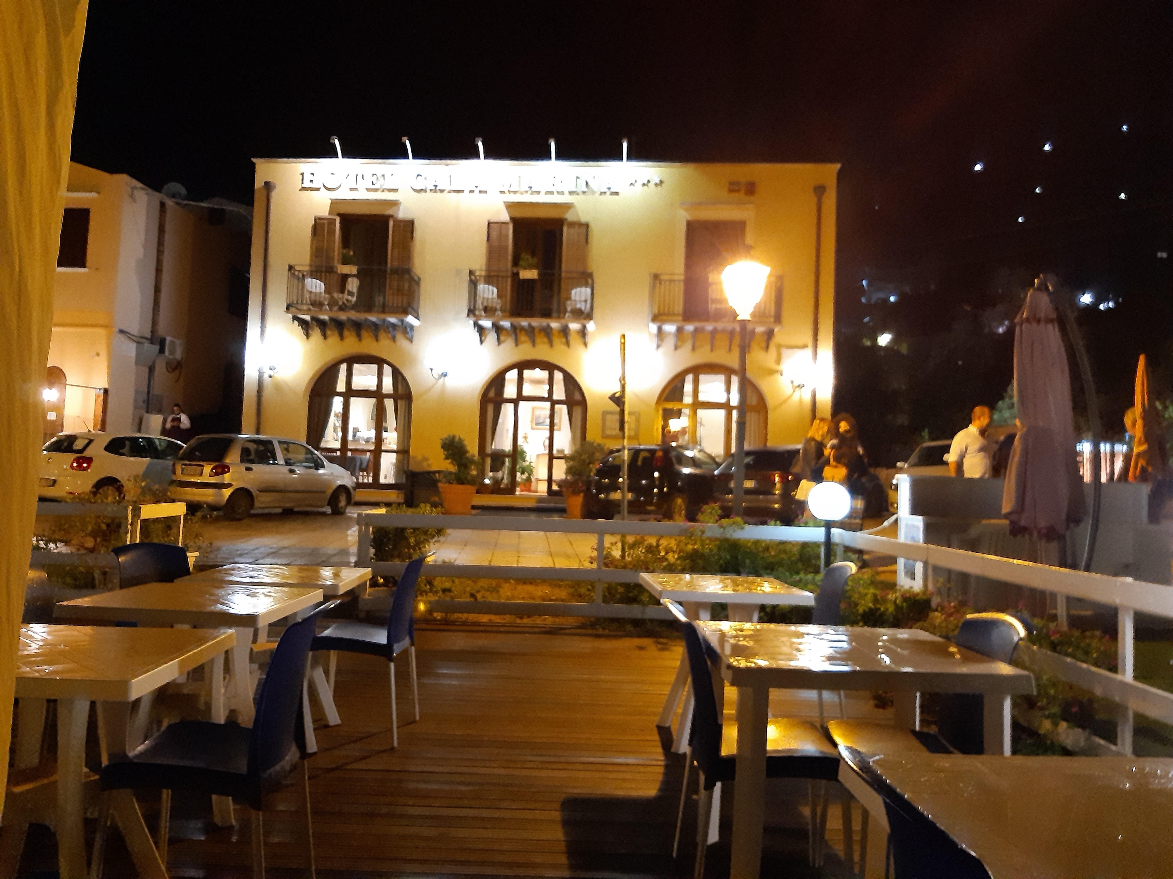 l'hôtel le soir, vu de la terrasse