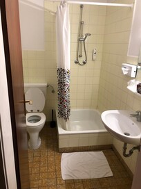 Uralt, kaputte Emaille an der Duschtasse