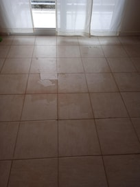piso con agua por la lluvia que duró una hora