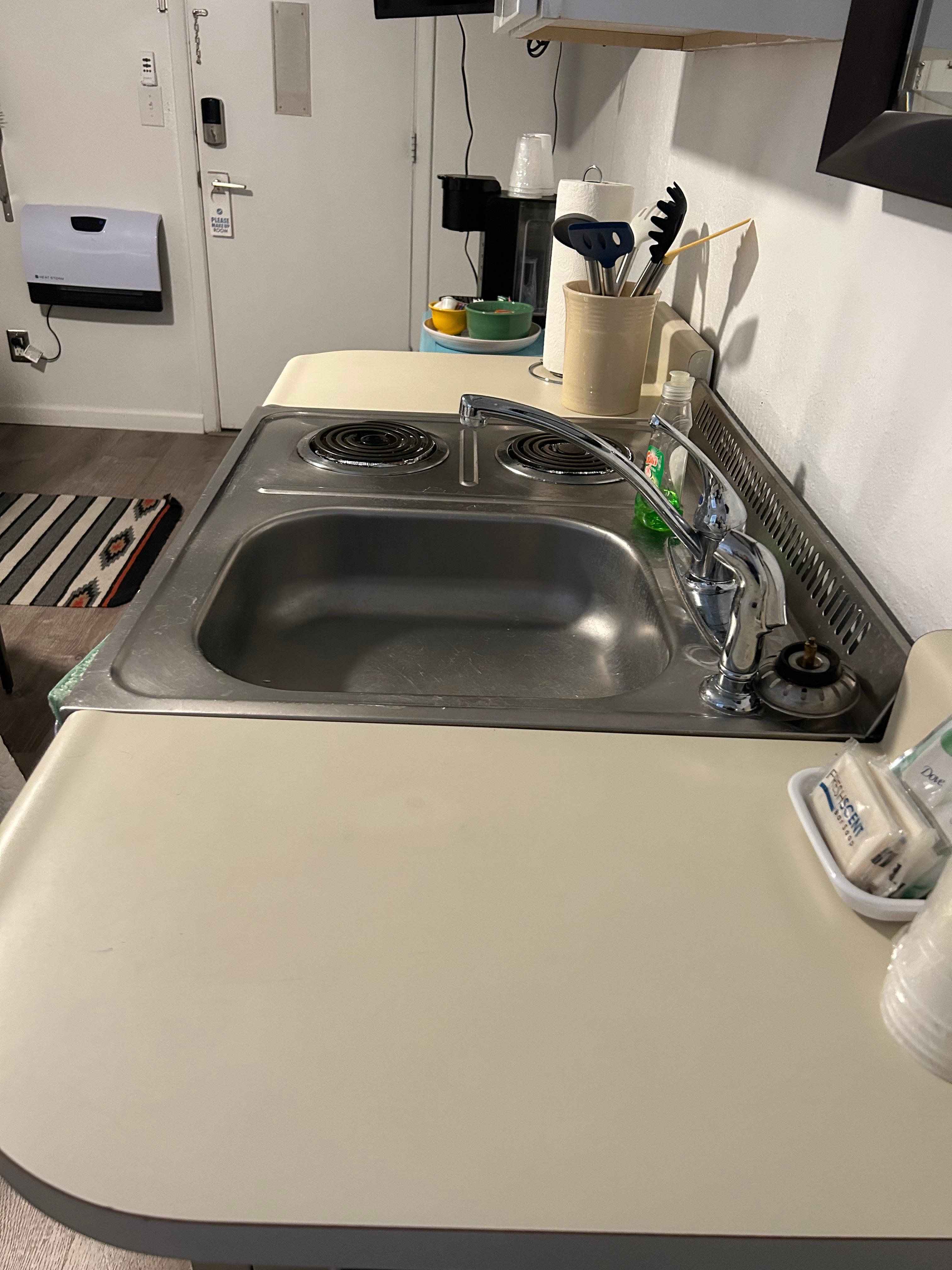 Cute and efficient kitchenette 