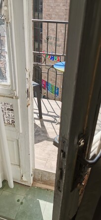 "balcony"
