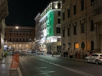 Hotel-Eingangsbereich bei Nacht