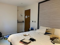 後來看了很久發現hotels這邊放的照片,我們這間房型只有拍床頭那面牆,看不出有無窗戶,與其他有窗戶的經典雙人房的照片擺在一起很容易誤導。