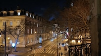 Vue de la chambre. On voit mĂȘme la lumiĂšre de la tour Eiffel.