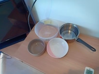 The air conditioner is noisy and the water flows. I am taking running water in a pot.