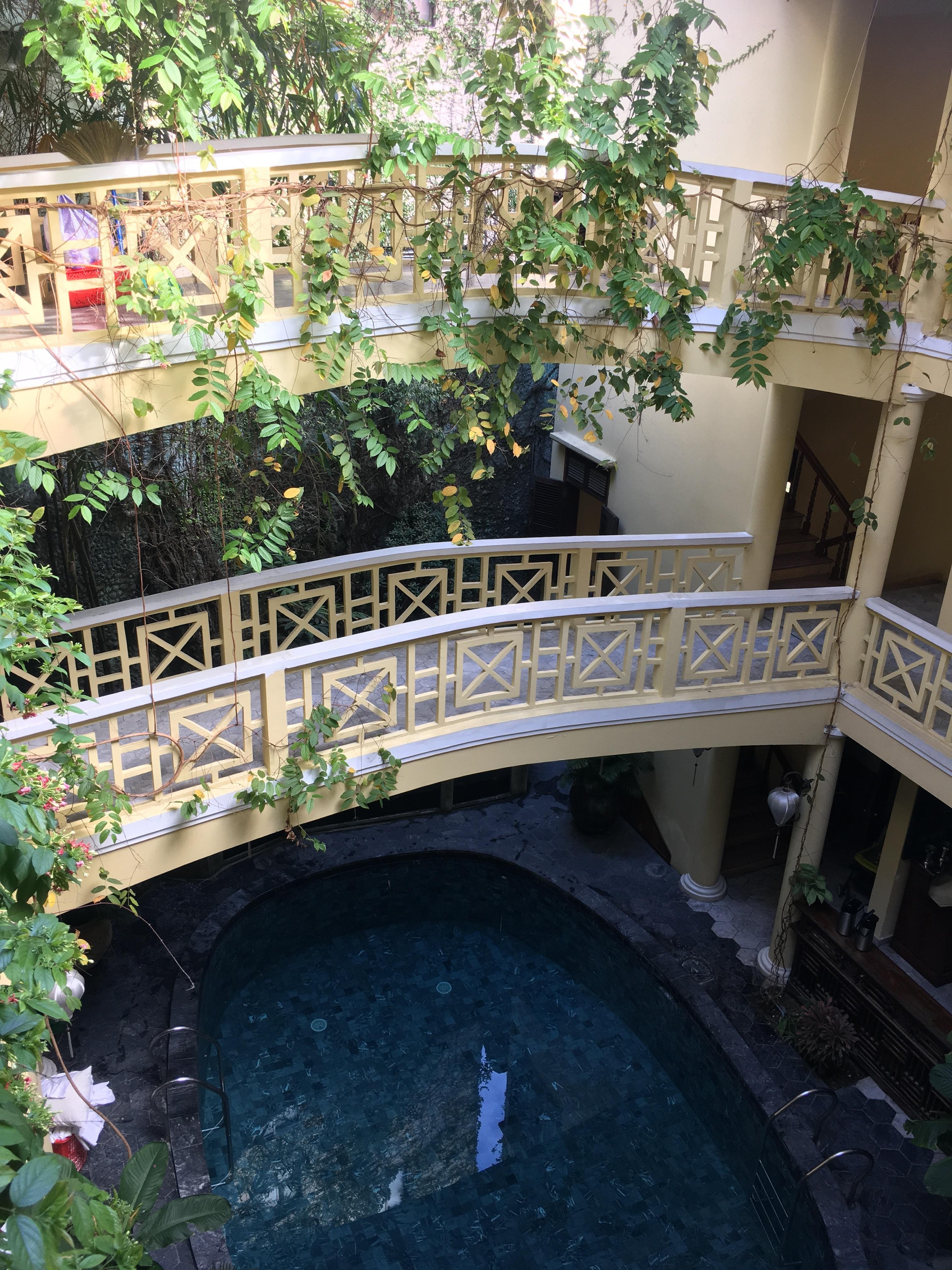 中庭にプール。