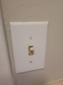 Interrupteur très sale dans salle de bain