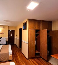 Hay que pararse sobre la cama para mirar la TV
