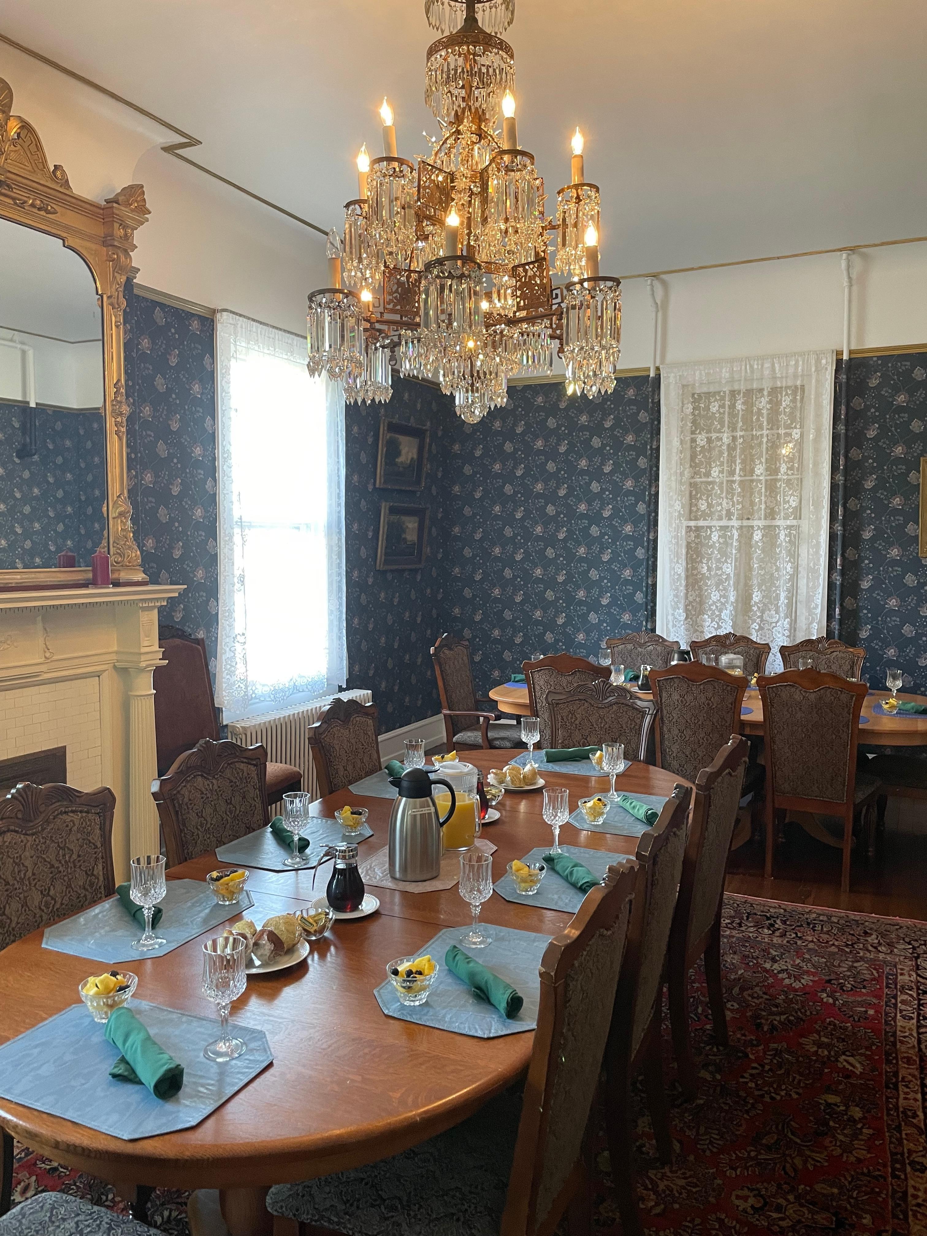 Picture of the dining hall shortly before breakfast service