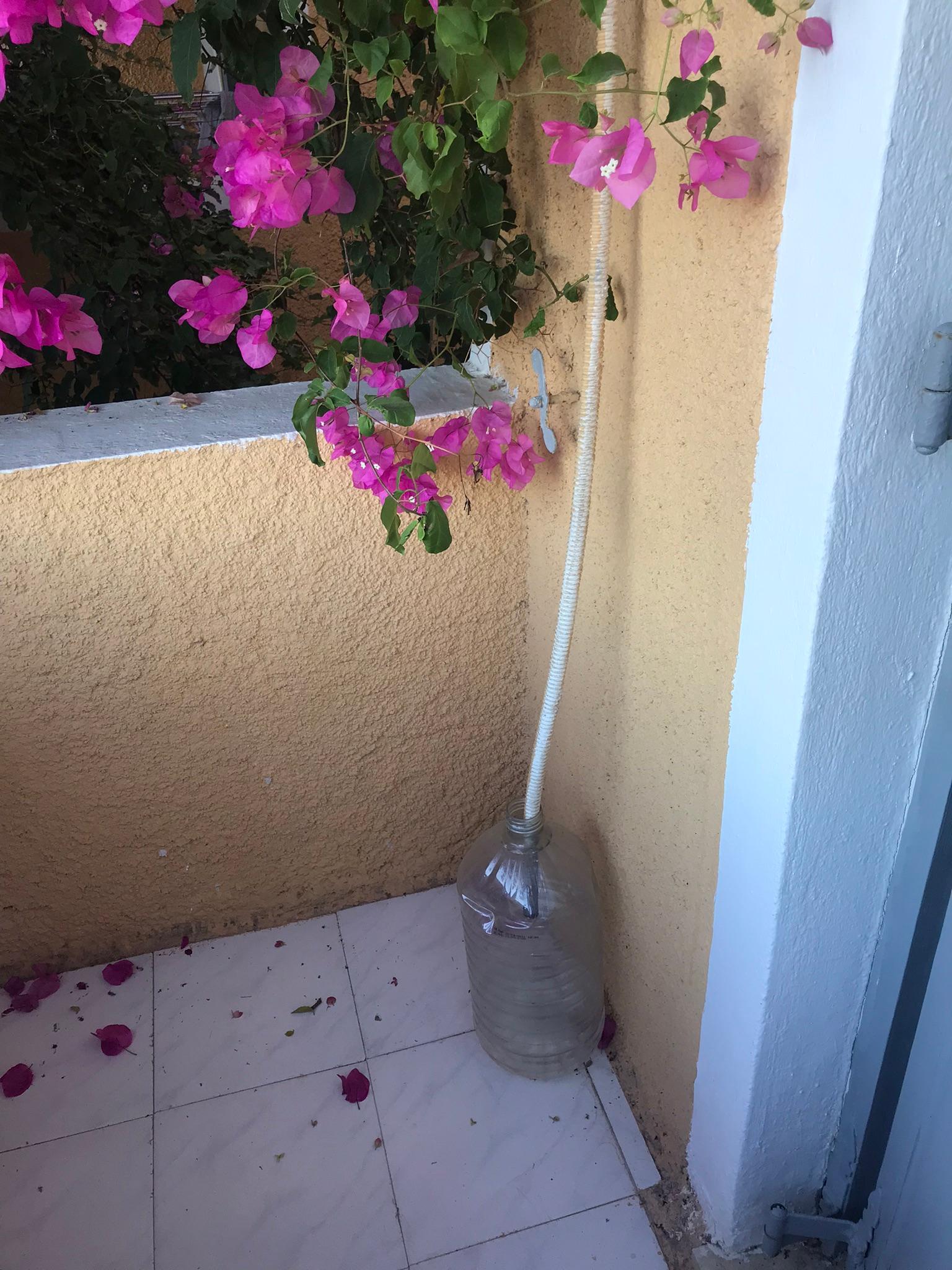 C’est moi qui ai vidé le bidon qui correspond à l’évacuation de la climatisation sur le balcon