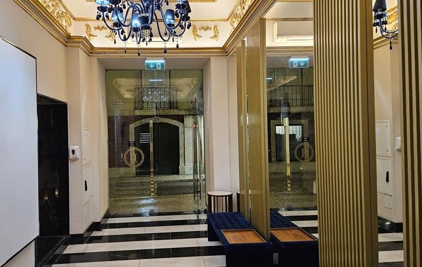 Hall do hotel olhando em direção à rua.