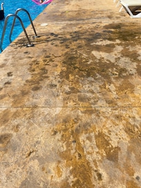 Smuts på många ytor runt pool