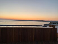 Couché de soleil depuis la piscine du rooftop.