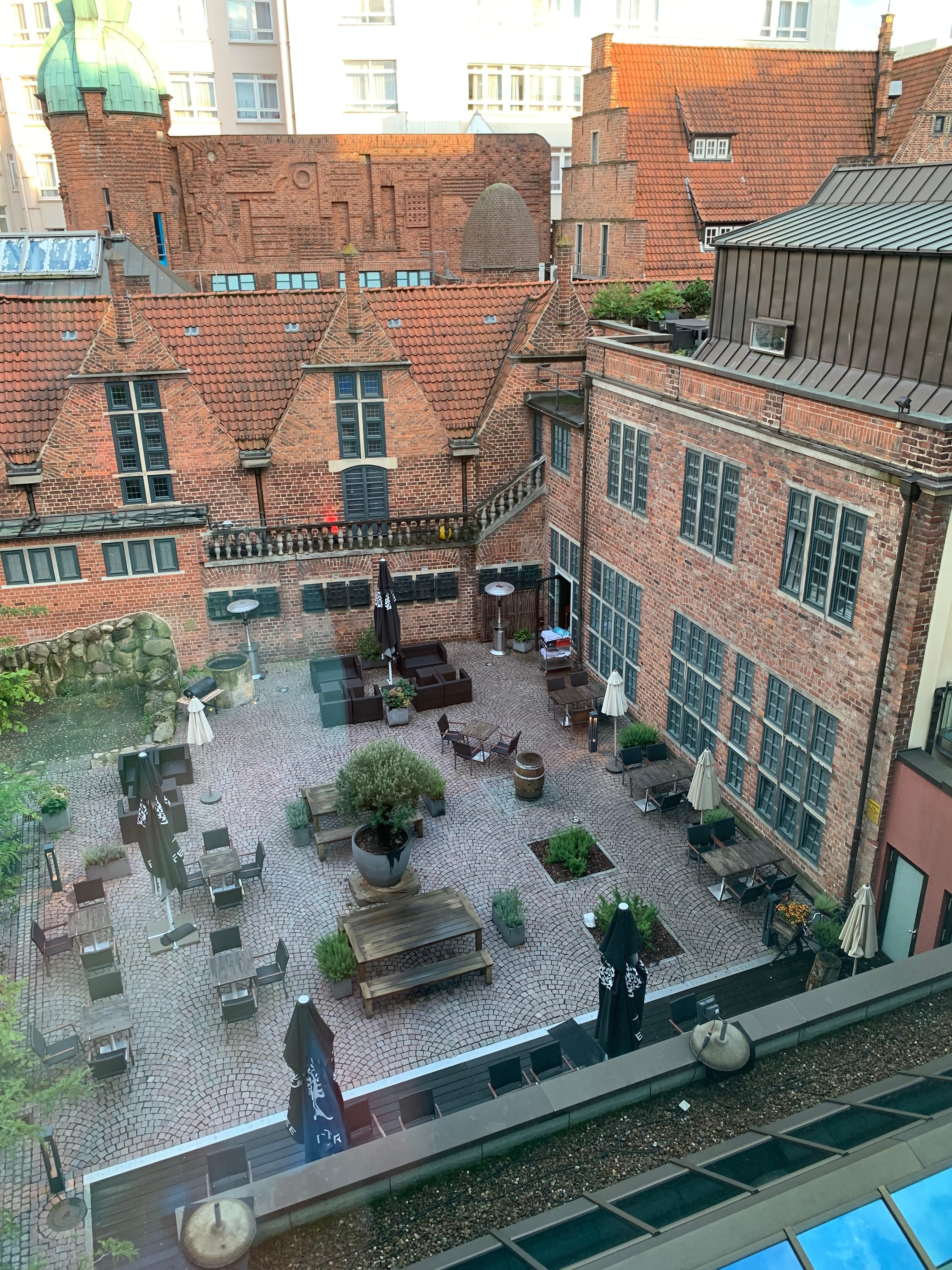 部屋から中庭を望んで