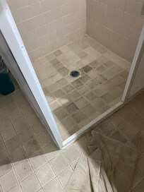 Douche de la chambre rénovée
