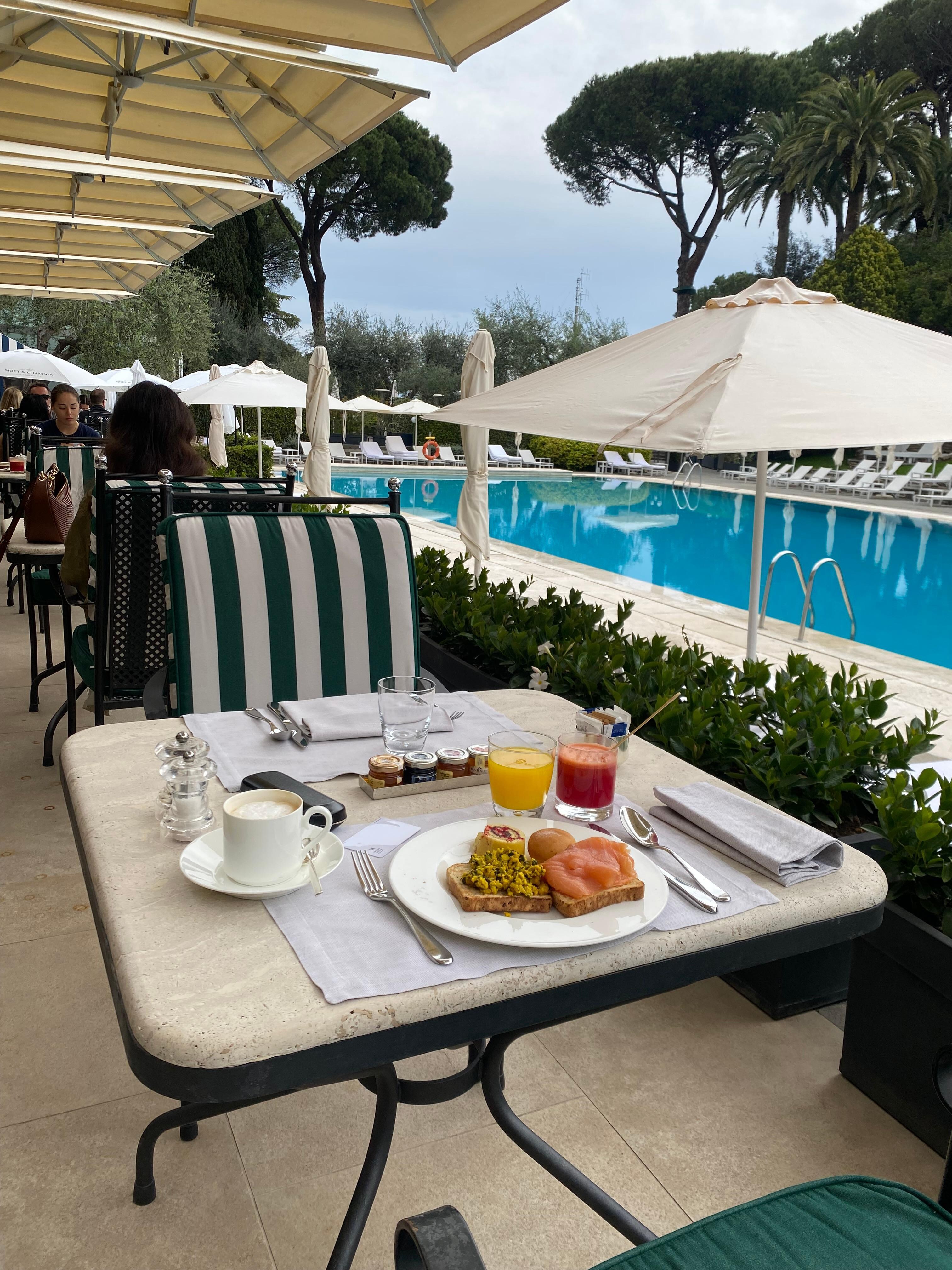 Frühstück am Pool