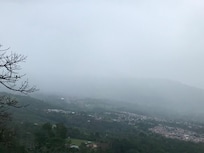 Neblina hacia la montaña