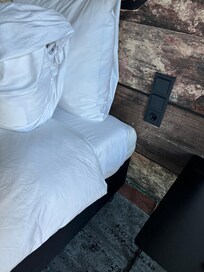 移開了的桌子,沒有移回去