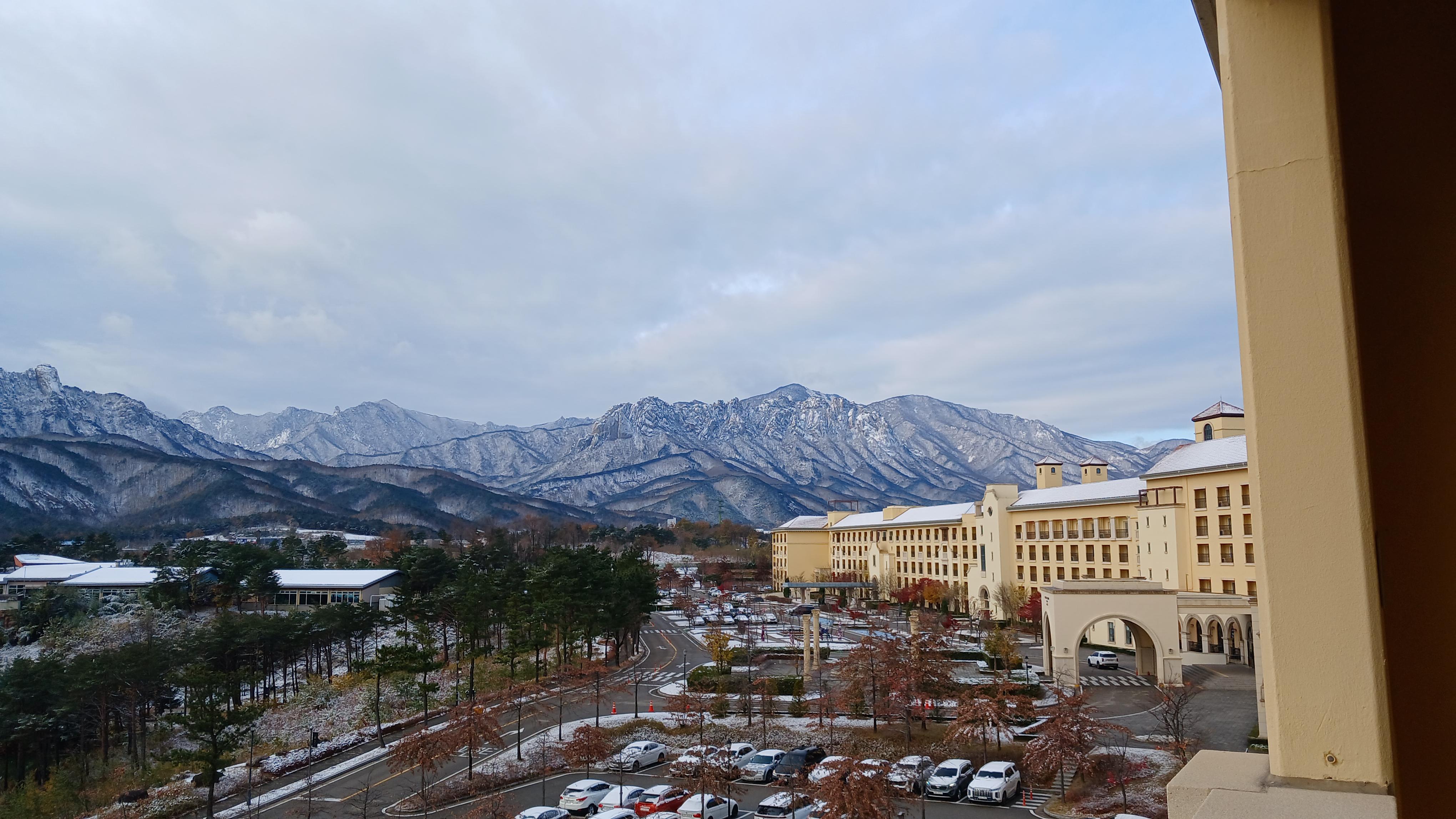 객실 베란다에서 보면 멀리 울산암이 웅장하게 보인다. 연노랑 고풍스런 건물외벽과 숲이 설악원경과 잘 어울린다.