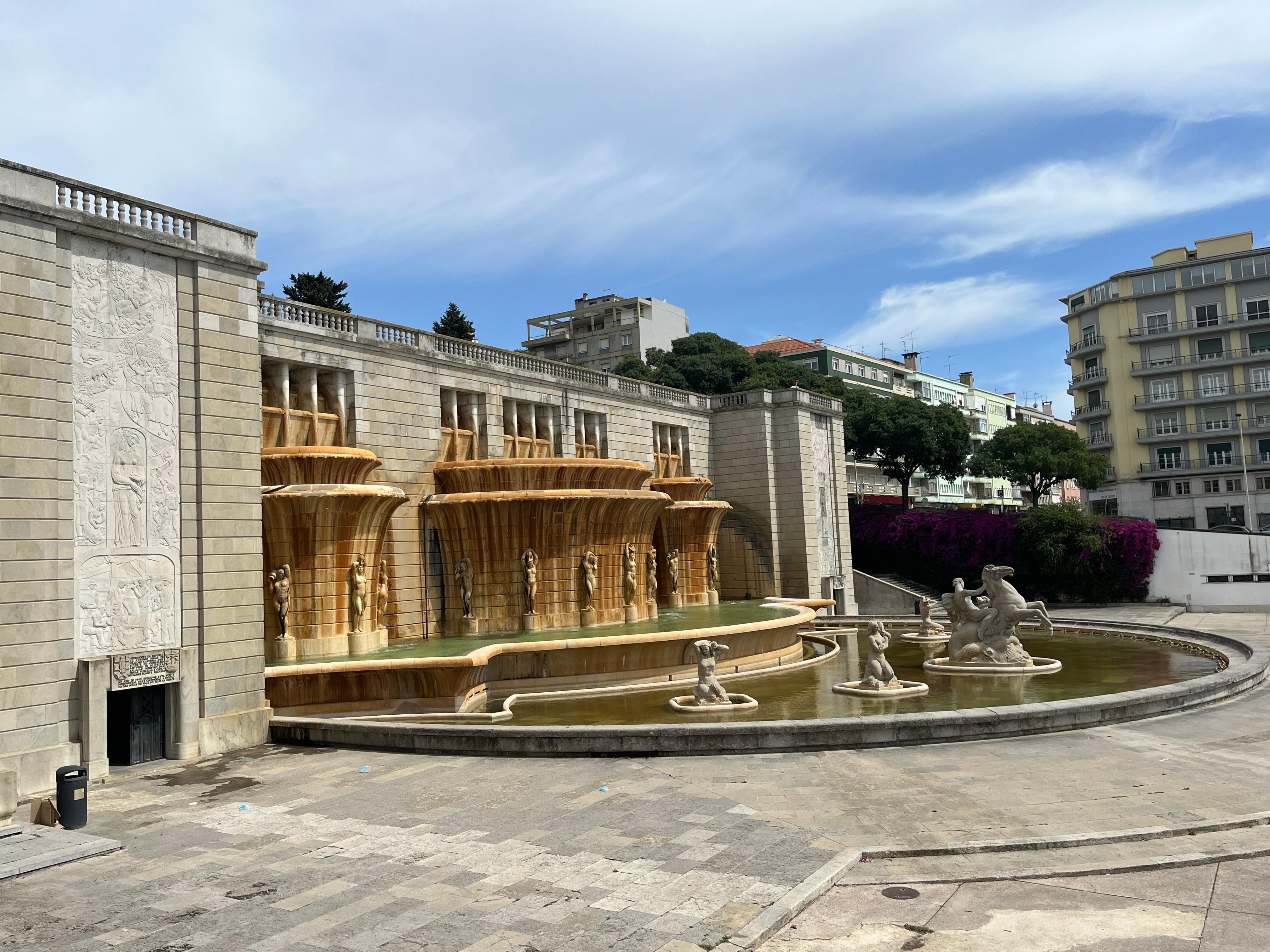 Vista da praça Almirante Reis. Essa é uma fonte que foi construída e inaugurada em 1940 em homenagem ao encontro das águas