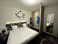 Bett und Schrankgestell