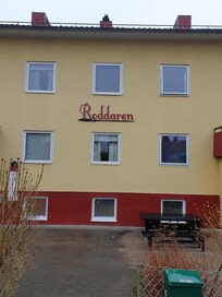 Grei plass. Veldig slitt i dusj og tv hadde kun en kanal.dårlig lys i trappeoppgang. Ellers et ok opphold.