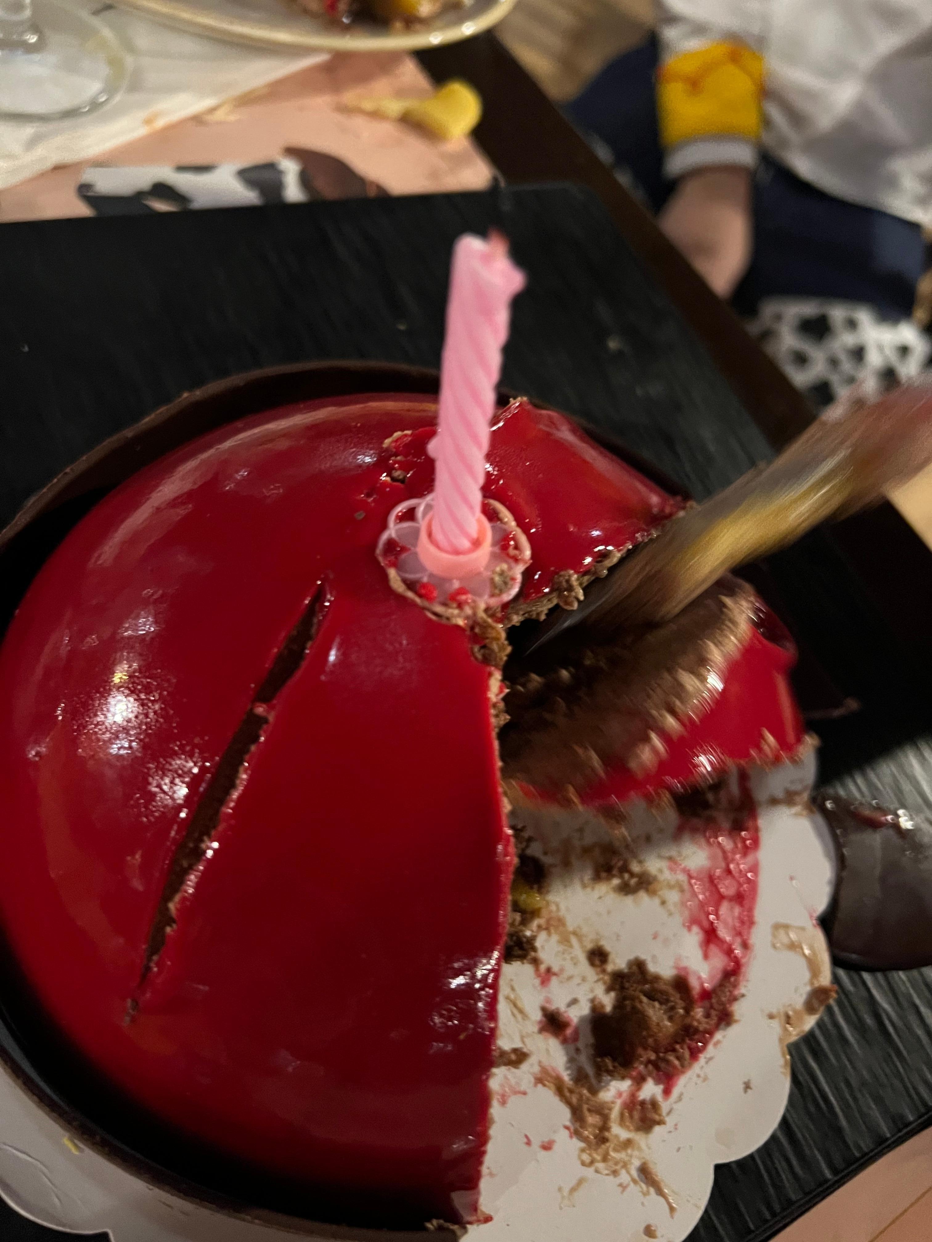 Bolo lindo e delicioso!Tem que pedir pelo menos 24 horas antes!
