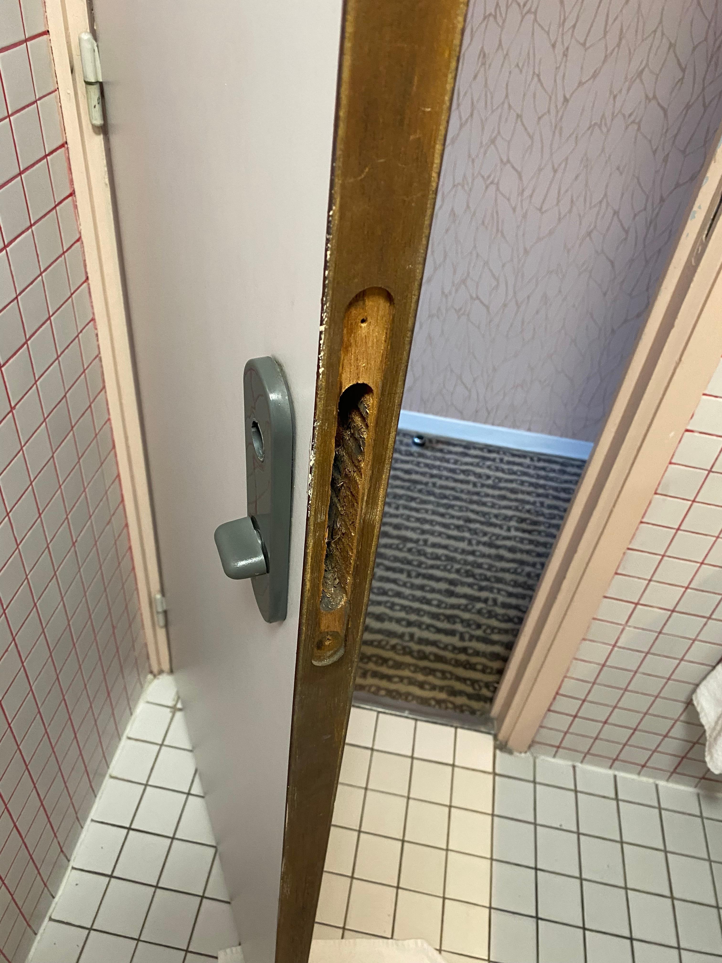 Hverken dørhåndtag eller lås på toiletdør