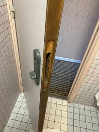 Hverken dørhåndtag eller lås på toiletdør