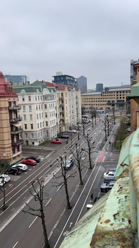 Utsikt fra femte etasje med balkong