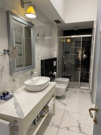 Schönes Badezimmer mit großer Dusche