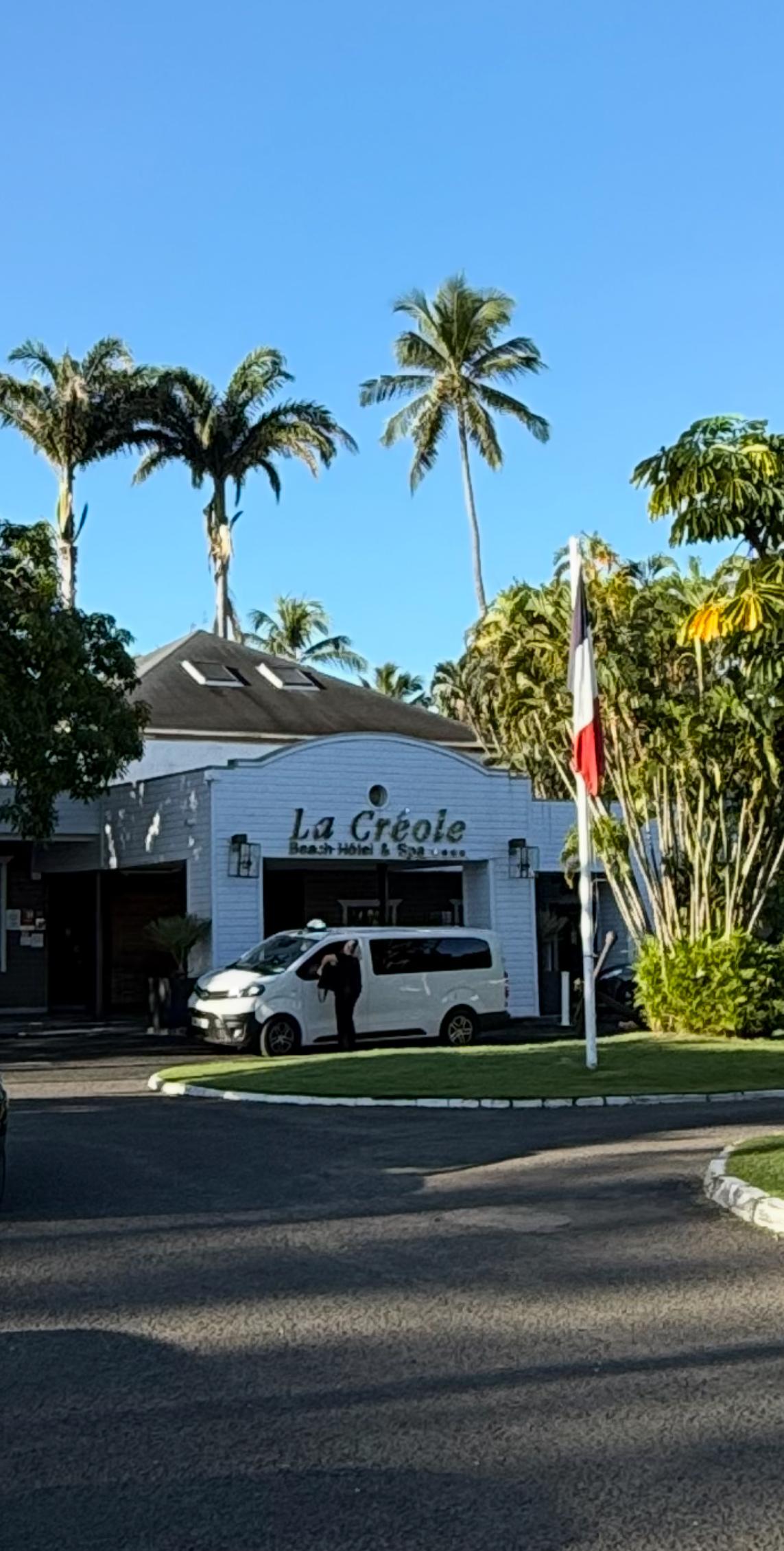 Entrance to the hotel 