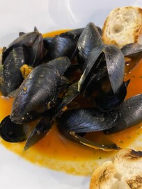 Musslor till förrätt på hamnrestaurang