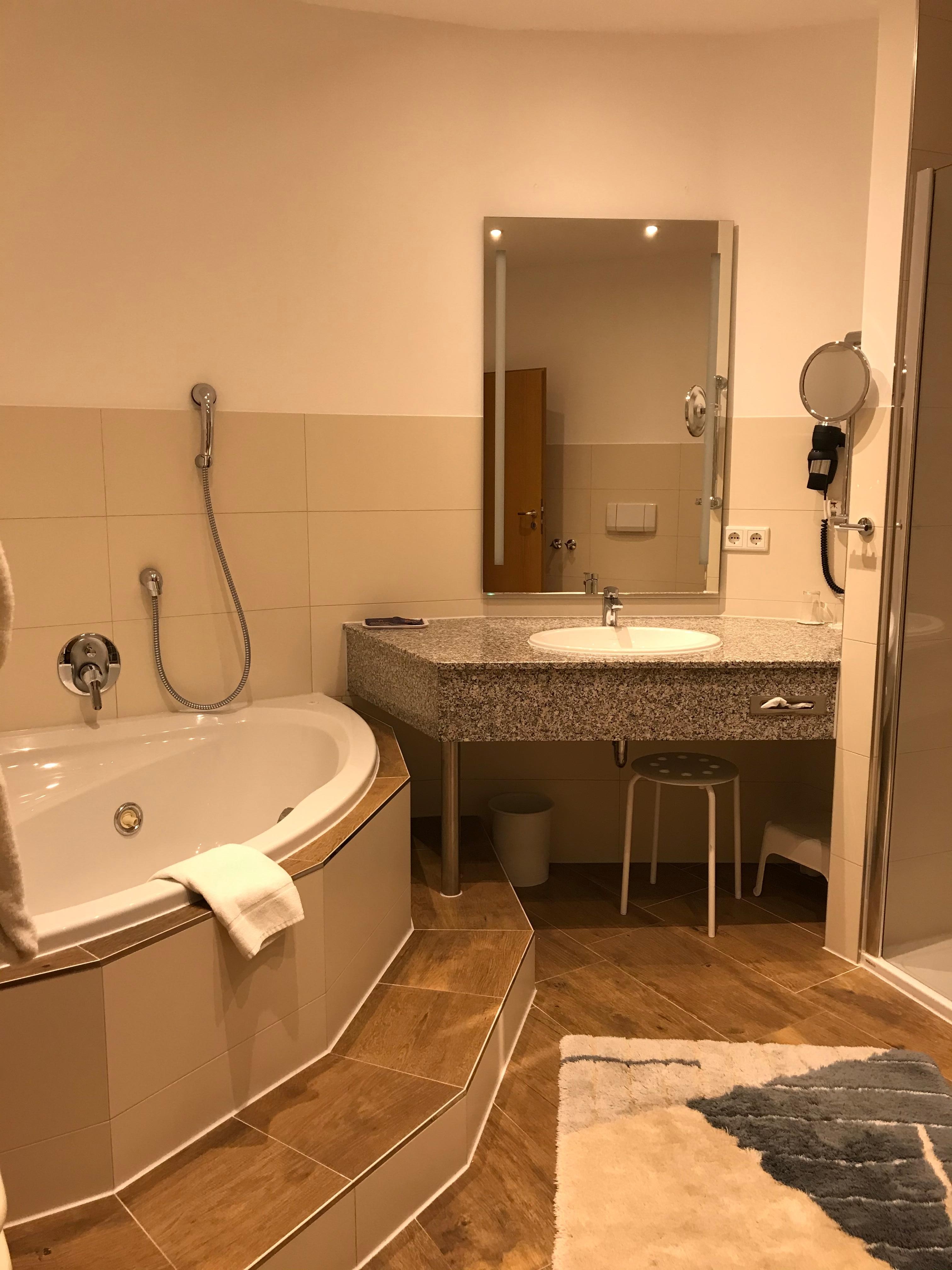 広い浴室と浴槽