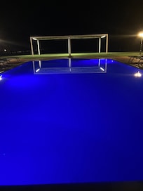Zwembad bij nacht