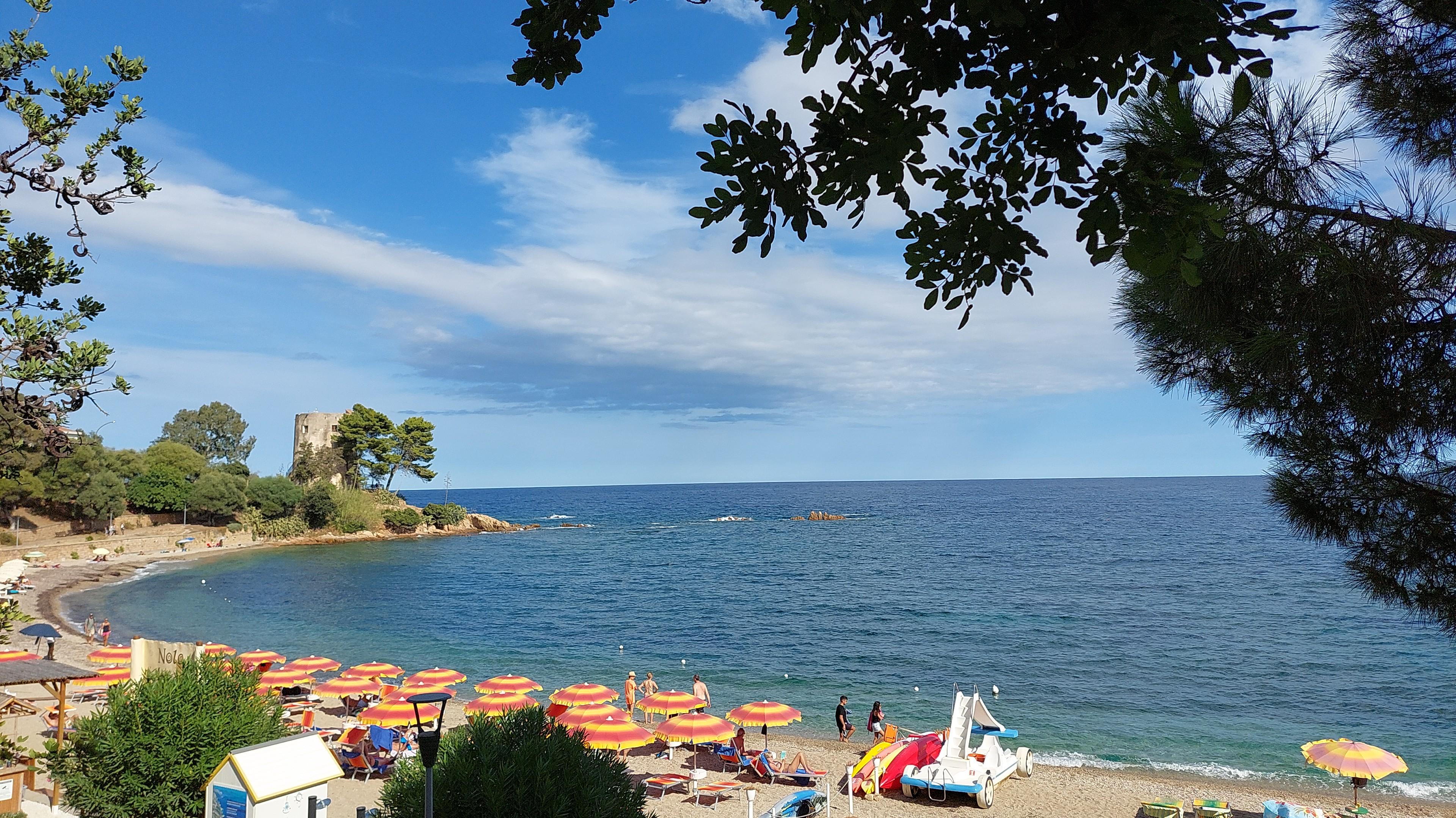 Una spiaggia vicina.