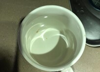 컵 안이 얼룩져 있어 닦으려고 물에 담궈 놓음.