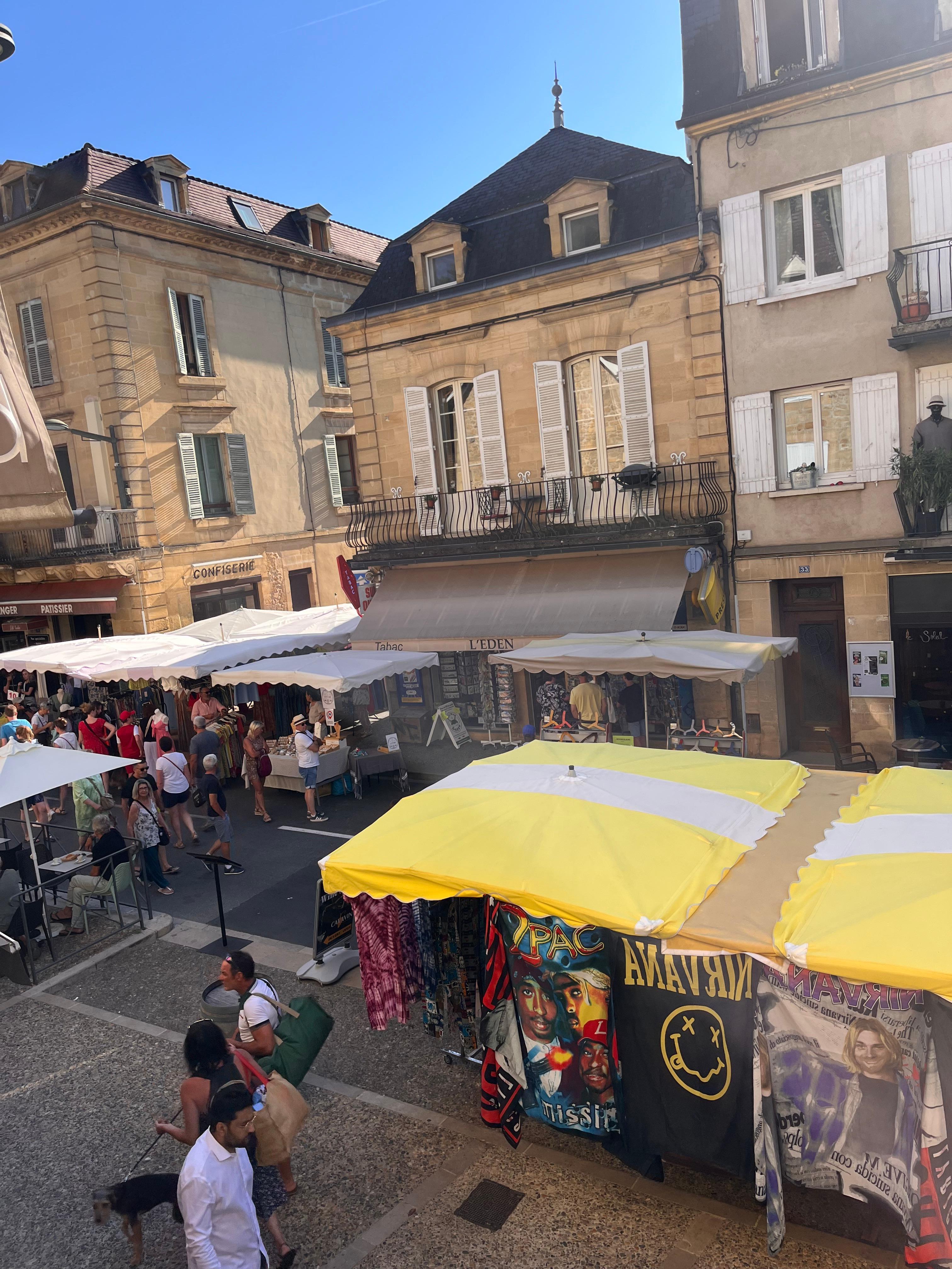 Vue de la chambre lors de la grande braderie. 