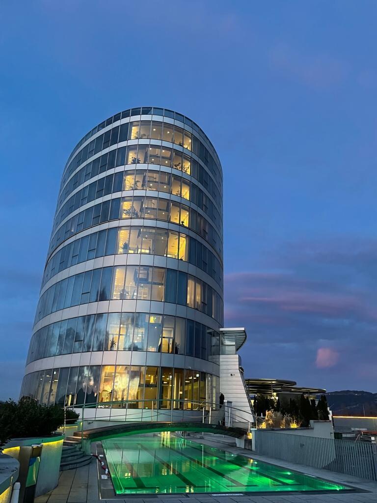Hotel vom Pool aus 