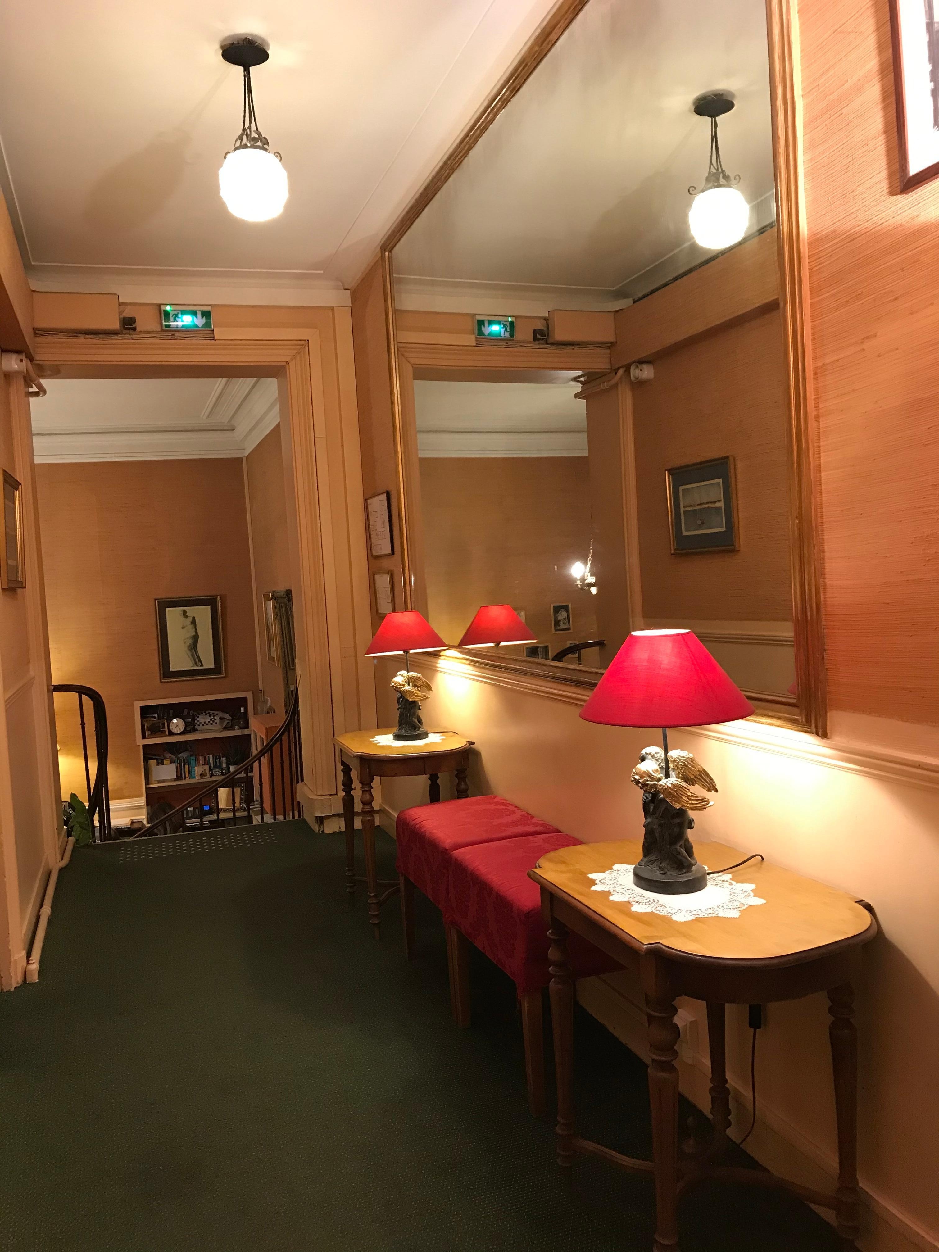 廊下。フロントから数段階段を上がる必要があります。