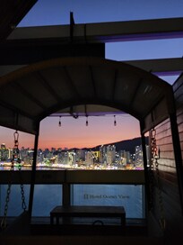 발코니 입니다.
흔들의자도 있습니다
앉으면 뷰는 시야에서 잘 보이지 않아서
다른 의자를 좀 더
앞으로 당겨 앉으면
위험하지 않고 좀 더 뷰를 볼 수 있습니다.